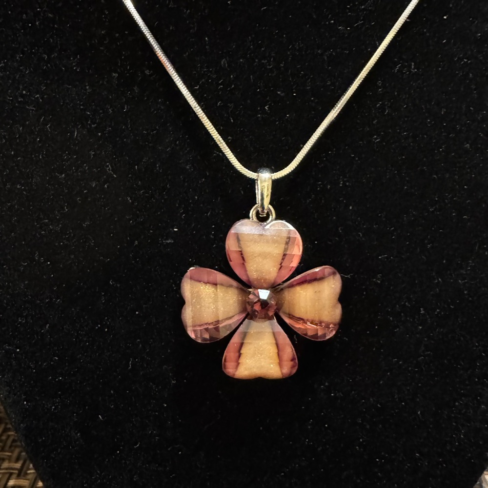 Beautiful glittery acrylic four leave clover pendant necklace w/ crystal center
